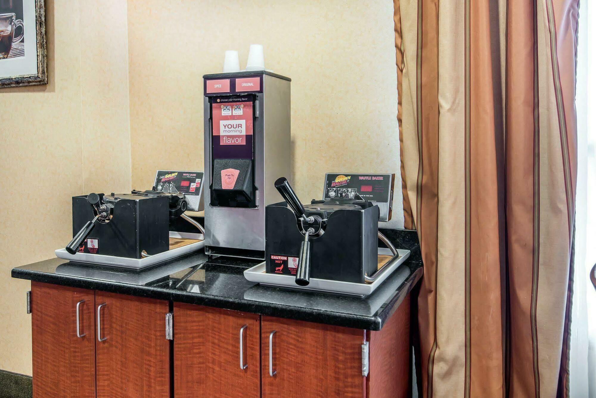 University Inn Vestal מראה חיצוני תמונה